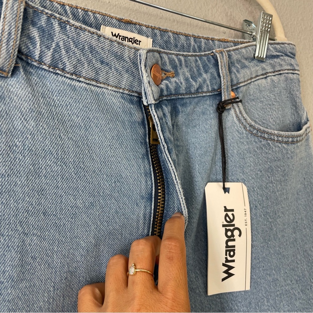 NEW Wrangler High Rise Barrel 652 Jean in Light Blue Wash Bluestone size 32 - Picture 4 of 10